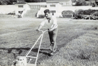 Cortando el césped en el estadio