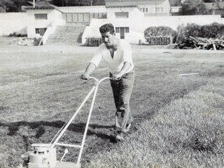 Cortando el césped en el estadio