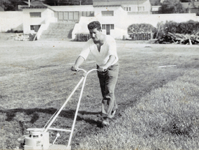 Cortando el césped en el estadio