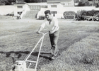 Cortando el césped en el estadio