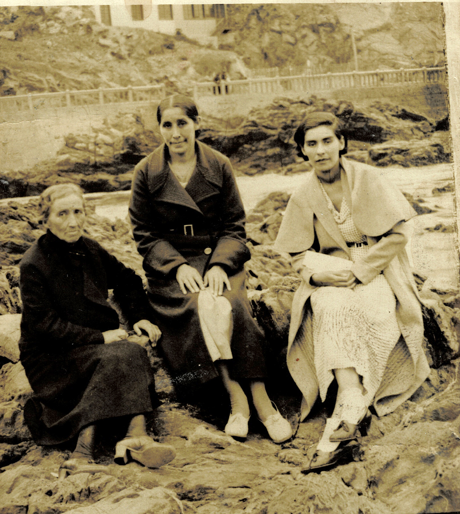 Tres mujeres en la terraza de Cartagena