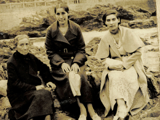 Tres mujeres en la terraza de Cartagena Tres mujeres en la terraza de Cartagena