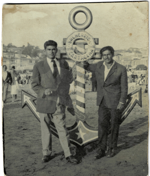 Junto al ancla en Playa Chica Junto al ancla en Playa Chica
