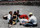 Almorzando en familia en la playa