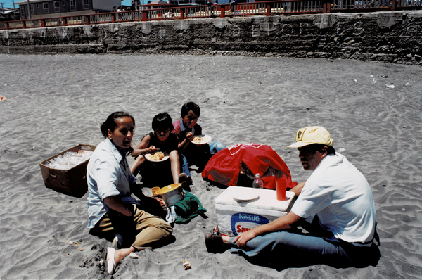 Almorzando en familia en la playa