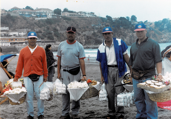 Vendedores en Playa Chica