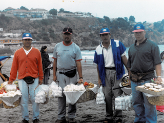 Vendedores en Playa Chica