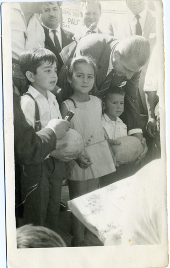 Eduardo Frei Montalva junto a niños Eduardo Frei Montalva junto a niños