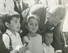 Presidente Eduardo Frei Montalva junto a niños Presidente Eduardo Frei Montalva junto a niños