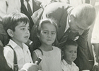 Presidente Eduardo Frei Montalva junto a niños