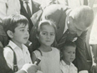 Presidente Eduardo Frei Montalva junto a niños