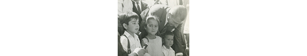 Presidente Eduardo Frei Montalva junto a niños