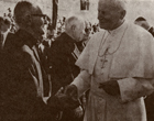 Sacerdote junto al Papa Juan Pablo II