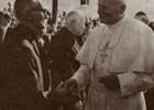 Sacerdote junto al Papa Juan Pablo II
