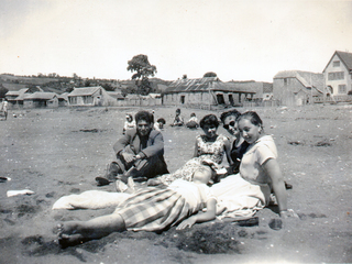 Jóvenes compartiendo en playa de Achao