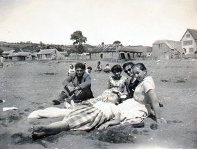 Jóvenes compartiendo en playa de Achao