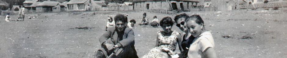 Jóvenes compartiendo en playa de Achao