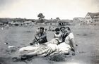 Jóvenes compartiendo en playa de Achao