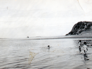 Niños en playa de Achao