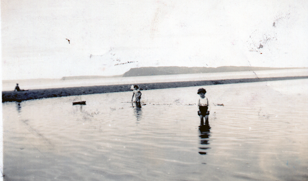 Niños jugando en la playa de Achao