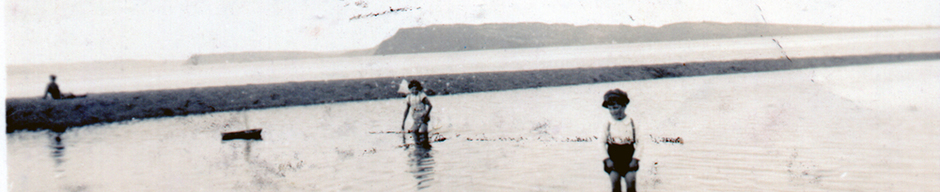 Niños jugando en la playa de Achao