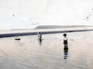 Niños jugando en la playa de Achao