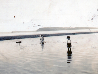 Niños jugando en la playa de Achao Niños jugando en la playa de Achao