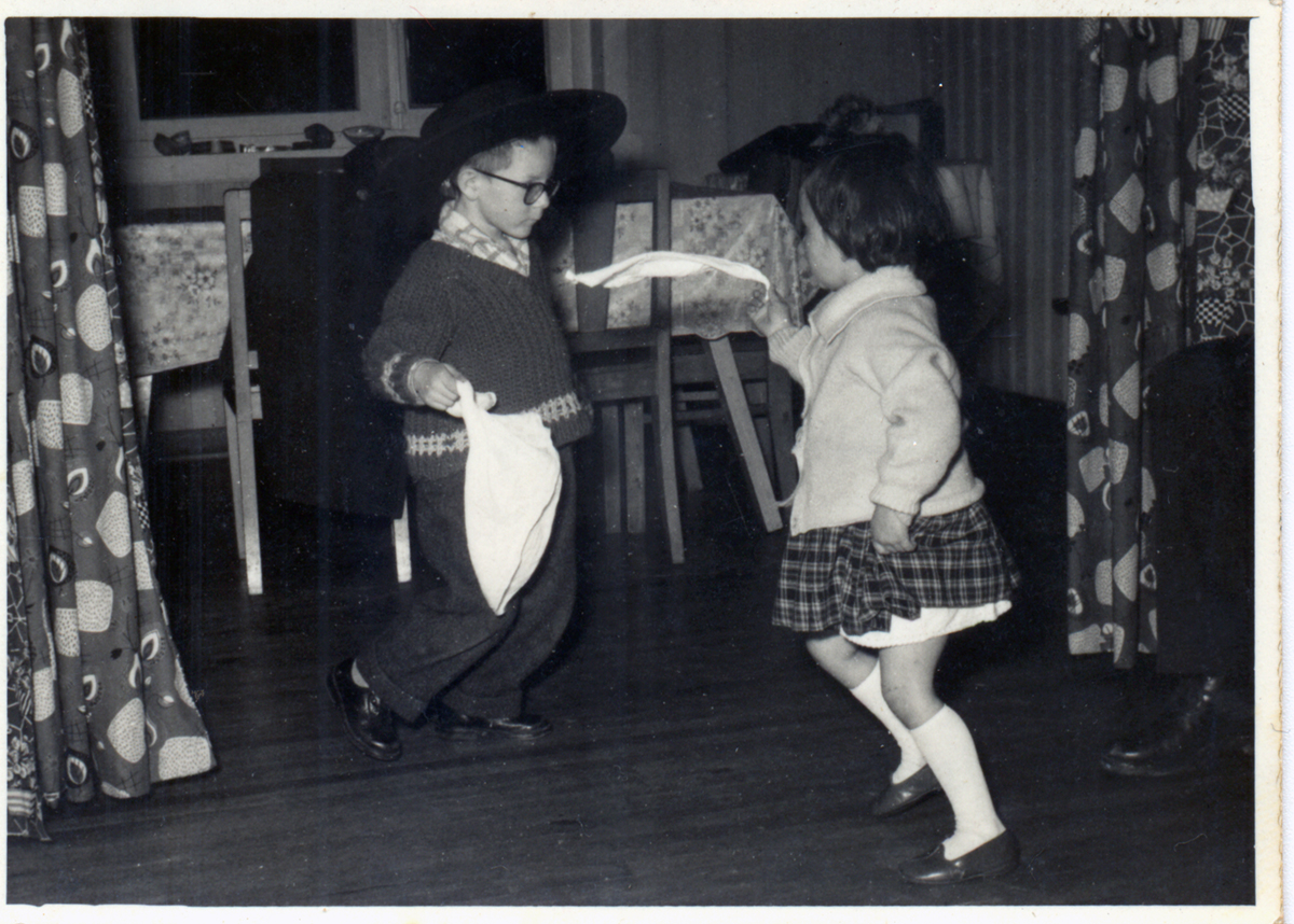 Hermanos bailando un pie de cueca