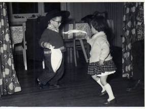 Hermanos bailando un pie de cueca