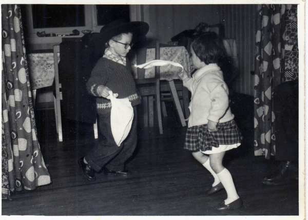 Hermanos bailando un pie de cueca Hermanos bailando un pie de cueca