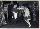 Hermanos bailando un pie de cueca