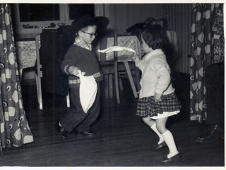 Hermanos bailando un pie de cueca