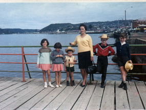 Paseo dominical familiar por el muelle de Puerto Montt