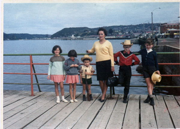 Paseo dominical familiar por el muelle de Puerto Montt