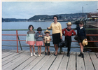 Paseo dominical familiar por el muelle de Puerto Montt