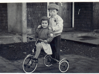 Hermanos Claudio y Rina en triciclo