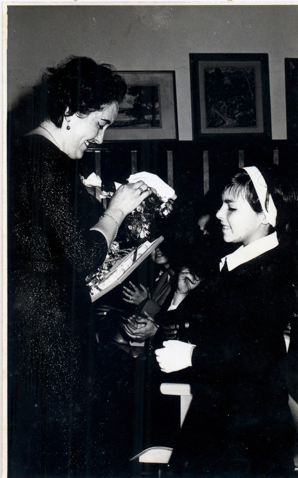 Recibiendo premio en la Escuela N°6 España Recibiendo premio en la Escuela N°6 España