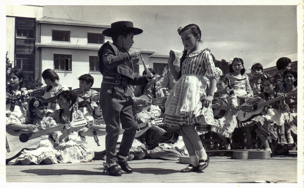 Música y baile folclórico frente a la Gobernación