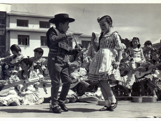 Música y baile folclórico frente a la Gobernación