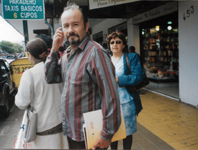 Lautaro Voltaire y su hermana Millaray en el terminal de buses