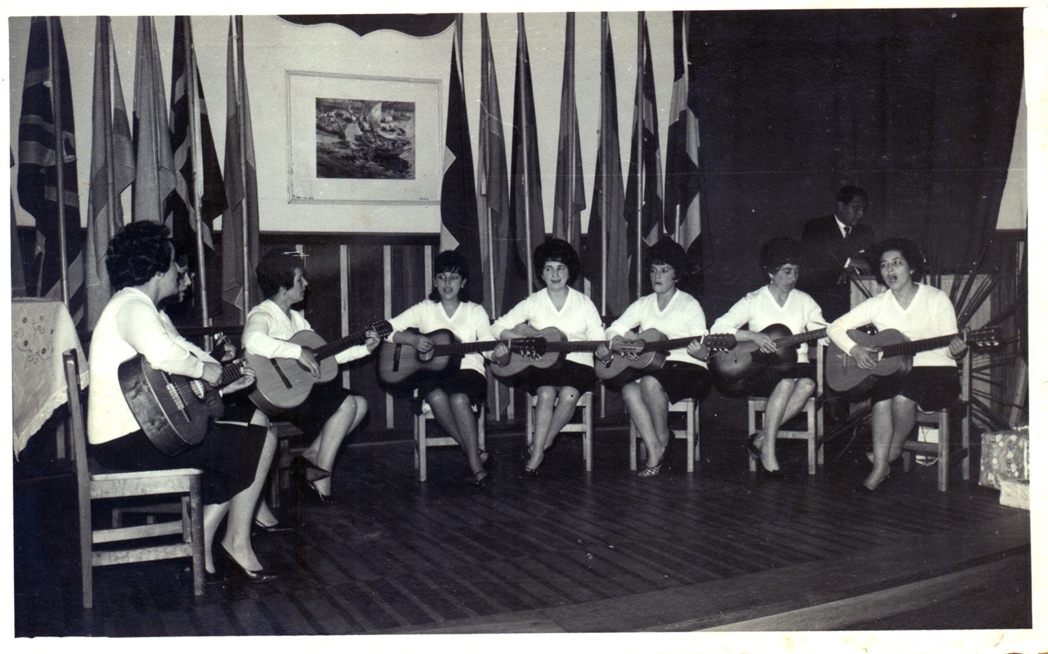 Profesoras tocando guitarra Profesoras tocando guitarra