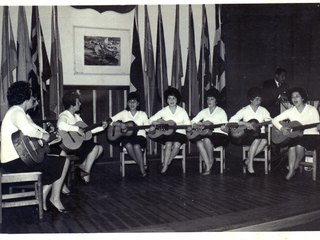 Profesoras tocando guitarra