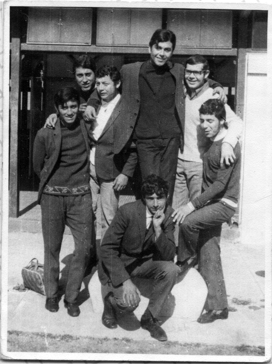 Alumnos compartiendo en el recreo Alumnos compartiendo en el recreo