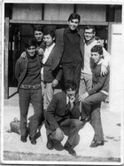 Alumnos compartiendo en el recreo Alumnos compartiendo en el recreo