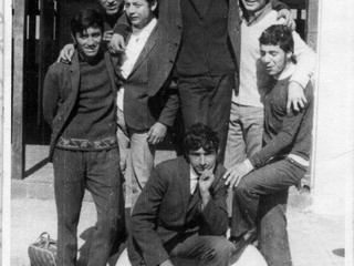 Alumnos compartiendo en el recreo Alumnos compartiendo en el recreo