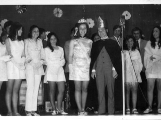 Reina y rey feo con su corte Reina y rey feo con su corte