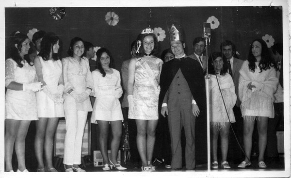 Reina y rey feo con su corte Reina y rey feo con su corte