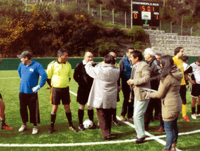 Entrega de medallas a equipos participantes