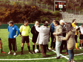 Entrega de medallas a equipos participantes