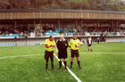 Arbitro y asistentes listos para dirigir partido de fútbol